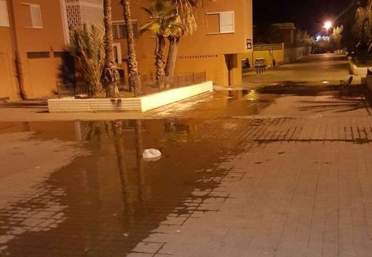 Imagen de archivo de un charco de agua en el parque central de Las Remudas/TA.